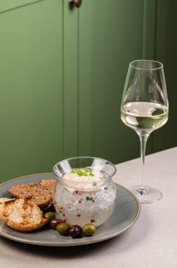 Buzlu cam vazoda turna balığı havyarı, yeşil soğan ve kızarmış ekmek. Balık havyarı, çok lezzetli. Bir gurme yemeği. Apetizör. Lezzetli yemekler, özel uzmanlar için fırfırlar..