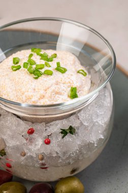 Buzlu cam vazoda turna balığı havyarı, yeşil soğan ve kızarmış ekmek. Balık havyarı, çok lezzetli. Bir gurme yemeği. Apetizör. Lezzetli yemekler, özel uzmanlar için fırfırlar..