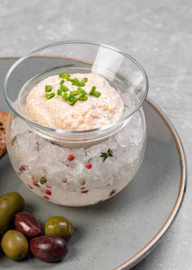 Buzlu cam vazoda turna balığı havyarı, yeşil soğan ve kızarmış ekmek. Balık havyarı, çok lezzetli. Bir gurme yemeği. Apetizör. Lezzetli yemekler, özel uzmanlar için fırfırlar..