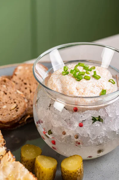 Buzlu cam vazoda turna balığı havyarı, yeşil soğan ve kızarmış ekmek. Balık havyarı, çok lezzetli. Bir gurme yemeği. Apetizör. Lezzetli yemekler, özel uzmanlar için fırfırlar..