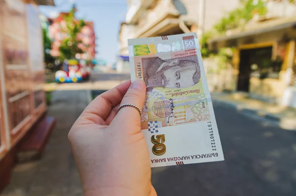 Waluta Lew Bułgarski Kobieta Trzyma Ulicy Banknot Nominale Denominacji Płatność — Zdjęcie stockowe