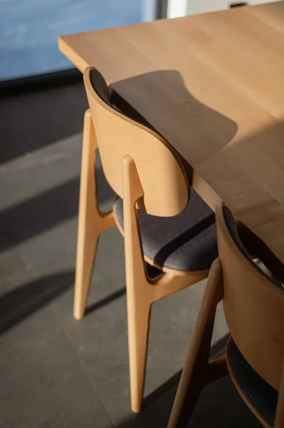 乡间别墅 Barnhouse 中的斯堪的纳维亚风格的内陆住宅 吃饭的地方椅子准备好了木制生态家具 — 图库照片