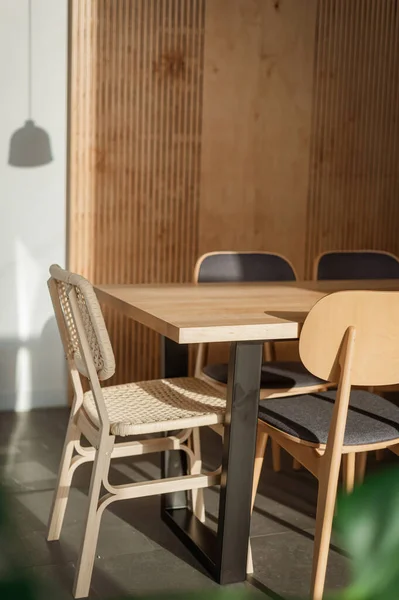 カントリーハウス バーハウス のスタイリッシュな北欧インテリア ダイニングエリア セット 木造エコ家具 — ストック写真