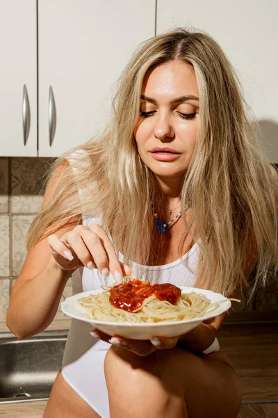 Daring Bellezza Gambe Lunghe Sexy Body Bianco Mangia Spaghetti Con — Foto Stock