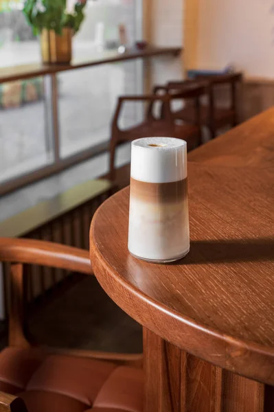 レストランのバーカウンターにある美しいガラスの中でスタイリッシュなおいしい現代的な飲み物 木製のテーブルの上にコーヒーカクテル カプチーノ — ストック写真