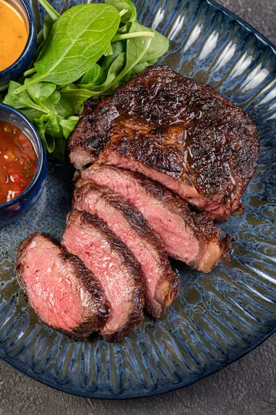 Lahodný Šťavnatý Grilovaný Kousek Grilovaného Steaku Špenátem Omáčkou Lesklém Modrém — Stock fotografie