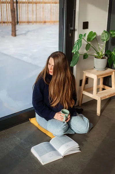 Ung Kvinna Ett Vackert Modernt Hus Inre Ladugård Hem Avkoppling — Stockfoto