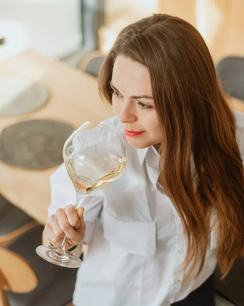 Femme Élégante Dans Une Maison Privée Grange Boit Vin Blanc — Photo