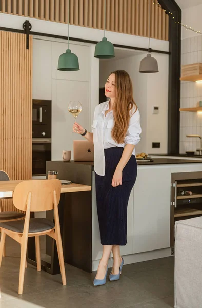 Stylish Woman Private House Barnhouse Drinks White Wine Spacious Interior — Stock Photo, Image