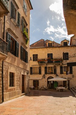 Eski ortaçağ şehri. Antik taş cadde, pencereli ve panjurlu evler, ördek yolu. Avrupa 'daki tarihi yerlere seyahatler. Kotor, Karadağ