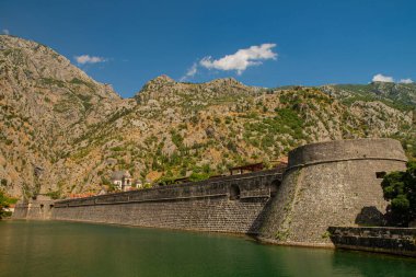 Kotor, Karadağ. Karadağ 'ın eski Kotor kalesi, yazın ortasında. Kule ve duvar, arka planda dağ. Mimari anıtı, ünlü tarihi yerler..