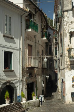 İtalya 'da antik dar bir bölge. Eski harap olmuş ortaçağ evleri. Akdeniz Avrupa tatili (turizm). Dağın yamacındaki eski evler. Vietnam Konsolosu Mare