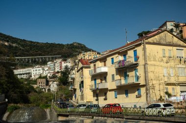 Dağın yamacında alçak evler. Akdeniz 'de seyahat ediyor. Avrupa 'nın tarihi yerleri. Vietnam Konsolosu Mare