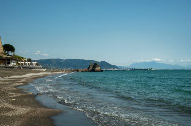 İtalya 'nın güneyinde küçük bir İtalyan kasabası. Deniz kıyısındaki antik şehir. Tyrhenian Denizi. Akdeniz Avrupa tatili (turizm). Dağın yamacındaki eski evler. Vietnam Konsolosu Mare