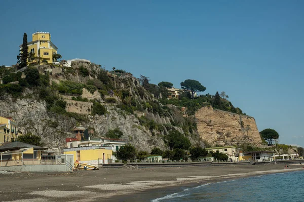 南イタリアの小さなイタリアの町 海岸沿いの古代都市 ティレニア海 地中海ヨーロッパの休暇 山の斜面にレトロな家 ベトナム領事マーレ — ストック写真