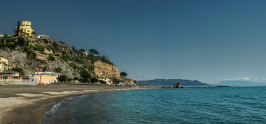 İtalya 'nın güneyinde küçük bir İtalyan kasabası. Deniz kıyısındaki antik şehir. Tyrhenian Denizi. Akdeniz Avrupa tatili (turizm). Dağın yamacındaki eski evler. Vietnam Konsolosu Mare
