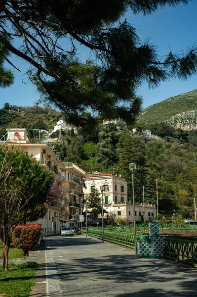 Dağın Yamacında Alçak Evler Akdeniz Seyahat Ediyor Avrupa Nın Tarihi — Stok fotoğraf