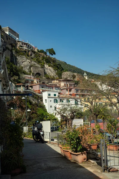 南イタリアの居心地の良い古代の山の町 山の斜面に低い住宅 地中海への旅行 ヨーロッパの歴史的な場所 ベトナム領事マーレ — ストック写真