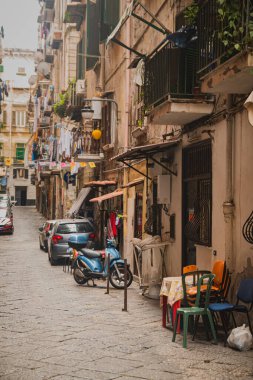 9 Nisan 2022 Napoli, İtalya. Napoli 'nin eski bir bölgesi, Quartieri Spagnoli. Gecekondular, süslemesiz bir hayat, lüksün tam tersi. Moped 'ler - dar sokaklar için ulaşım