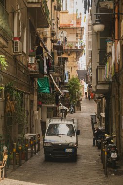 9 Nisan 2022 Napoli, İtalya. Napoli 'nin eski bir bölgesi, Quartieri Spagnoli. Gecekondular, eski Avrupa caddeleri, süslemesiz hayat, lüksün tam tersi. Dar sokaklar için ulaşım