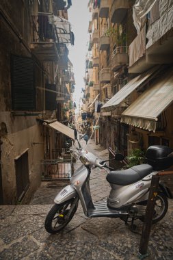 9 Nisan 2022 Napoli, İtalya. Napoli 'nin eski bir bölgesi, Quartieri Spagnoli. Gecekondular, eski Avrupa caddeleri, süslemesiz hayat, lüksün tam tersi. Moped 'ler - dar sokaklar için ulaşım