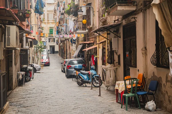 9 Nisan 2022 Napoli, İtalya. Napoli 'nin eski bir bölgesi, Quartieri Spagnoli. Gecekondular, süslemesiz bir hayat, lüksün tam tersi. Moped 'ler - dar sokaklar için ulaşım