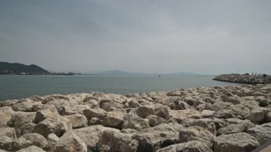Salerno 'da güneşli bir bahar günü. Şehir ve sahil manzarası harika. Huzur ve sükunet. Deniz Burnu