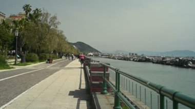 Salerno 'nun güneşli bahar seti. Deniz boyunca yürümek için iyi bir zaman. Doğada güzel bir gün, temiz hava. Panoramik şehir görünümü