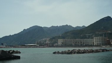 Salerno 'da güneşli bir bahar günü. Tekne istasyonunun manzarası harika. Yatlar için özel donanımlı liman. Tyrhenian Denizi 'ndeki Marina. İskelede özel yatlar