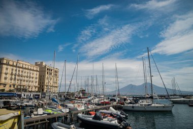 İtalya, Napoli 'nin güneyindeki Marina' da. Sakin bir bahar güneşli bir gün. Yat, tekne ve diğer küçük tekneler için özel donanımlı liman