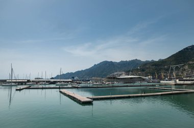 Salerno, İtalya 'nın güneyindeki Marina' da. Sakin bir bahar güneşli bir gün. Yat, tekne ve diğer küçük tekneler için özel donanımlı liman