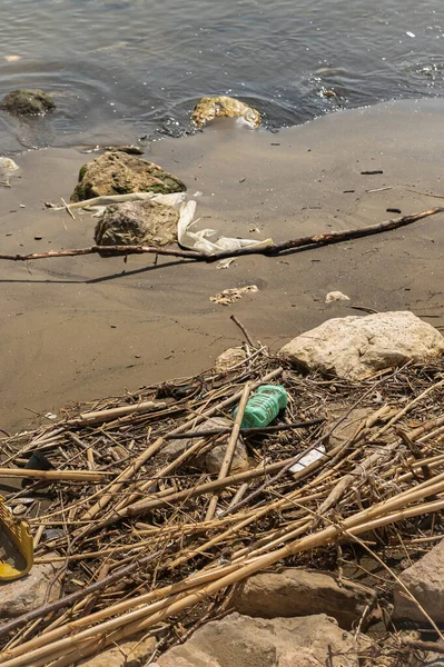 Çevre için tehlike - plastik ve çöp ile dünya okyanuslarının kirliliği. Çöplükteki kirli kumsal. Dünya Okyanus Günü - suyu kirlilikten koru.