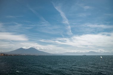 Sakin mavi Tyrhenian Denizi. Napoli 'nin setinden Vezüv Dağı yanardağına bakın. Yelken yarışması.