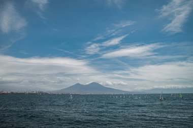 Sakin mavi Tyrhenian Denizi. Napoli 'nin setinden Vezüv Dağı yanardağına bakın. Yelken yarışması.