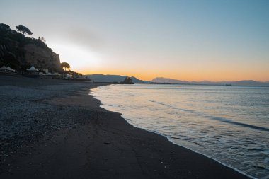 İtalya 'nın güneyinde, şafakta deniz ve dağlar. Vietri. Çok güzel bir sabah, yaz. Eski Avrupa seyahatleri, resimli manzaralar. Amalfi Sahili Tiren Denizi, Vietnam Konsolosu Mare