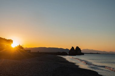 İtalya 'nın güneyinde, şafakta deniz ve dağlar. Vietri. Çok güzel bir sabah, yaz. Eski Avrupa seyahatleri, resimli manzaralar. Amalfi Sahili Tiren Denizi, Vietnam Konsolosu Mare