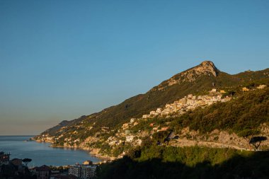 İtalya 'nın güneyinde, şafakta küçük bir dağ kasabası. Vietri. Çok güzel bir sabah, yaz. Eski Avrupa seyahatleri, resimli manzaralar. Amalfi Sahili Tiren Denizi, Vietnam Konsolosu Mare
