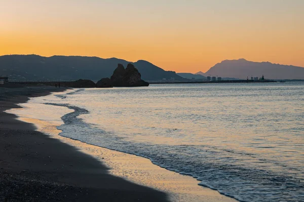 İtalya 'nın güneyinde, şafakta deniz ve dağlar. Vietri. Çok güzel bir sabah, yaz. Eski Avrupa seyahatleri, resimli manzaralar. Amalfi Sahili Tiren Denizi, Vietnam Konsolosu Mare