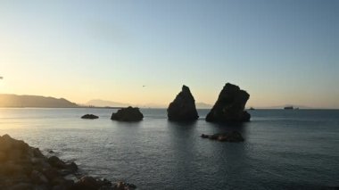 Sabahın erken saatlerinde, deniz ve kayaların üzerinde şafak vakti. Sakin sakin manzara, meditasyon. Vietri şehri. Amalfi Sahili, Güney İtalya