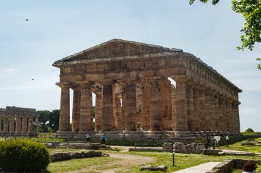 Paestum, aslen Poseidon - Sibirya kolonisi, M.Ö. 6. yüzyılın başlarında kuruldu. Antik antik şehir. Neptün Tapınağı sütunları olan muazzam bir binadır.