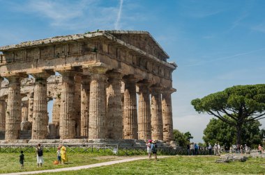 Paestum, aslen Poseidon - Sibirya kolonisi, M.Ö. 6. yüzyılın başlarında kuruldu. Antik antik şehir. Neptün Tapınağı sütunları olan muazzam bir binadır.
