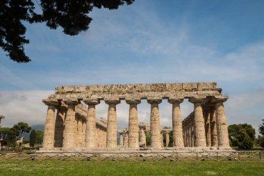 Paestum, aslen Poseidon - Sibirya kolonisi, M.Ö. 6. yüzyılın başlarında kuruldu. Antik antik şehir. Hera Tapınağı sütunları olan muazzam bir binadır.