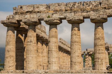 Paestum, aslen Poseidon - Sibirya kolonisi, M.Ö. 6. yüzyılın başlarında kuruldu. Antik antik şehir. Neptün Tapınağı sütunları olan muazzam bir binadır.