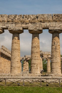 Paestum, aslen Poseidon - Sibirya kolonisi, M.Ö. 6. yüzyılın başlarında kuruldu. Antik antik şehir. Neptün Tapınağı sütunları olan muazzam bir binadır.