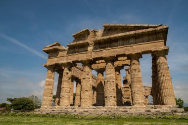 Paestum, aslen Poseidon - Sibirya kolonisi, M.Ö. 6. yüzyılın başlarında kuruldu. Antik antik şehir. Neptün Tapınağı sütunları olan muazzam bir binadır.