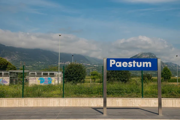 Station Zuid Italië Stad Paestum Paestum Tablet Met Bergen Achtergrond — Stockfoto