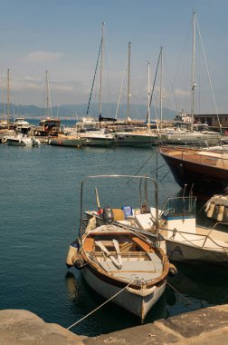 Tyrhenian Denizi 'ndeki Marina. Amalfi Sahili 'nde küçük sevimli bir kasaba, Cetara. Güney İtalya 'da bir yatta tatil..