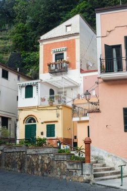 Amalfi kıyısındaki ozi küçük bir kasaba, Cetara. Tırmık Denizi kıyısındaki dağlarda ortaçağ köyü. Yazlık tatil köyü. İtalya 'nın güneyinde tatiller. 