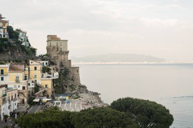 Amalfi kıyısındaki ozi küçük bir kasaba, Cetara. Tırmık Denizi kıyısındaki dağlarda ortaçağ köyü. Yazlık tatil köyü. İtalya 'nın güneyinde tatiller. 