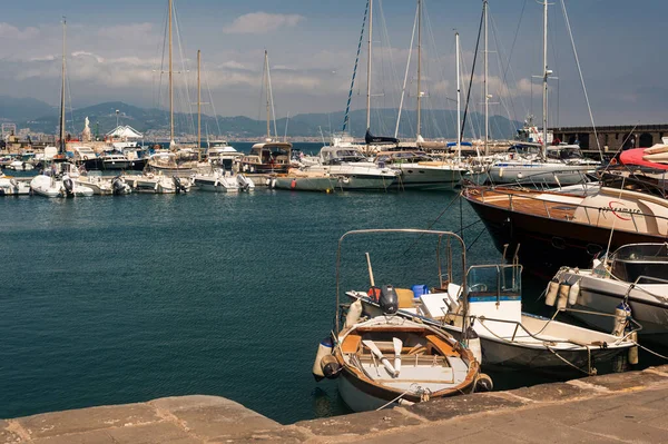 Tyrhenian Denizi 'ndeki Marina. Amalfi Sahili 'nde küçük sevimli bir kasaba, Cetara. Güney İtalya 'da bir yatta tatil..